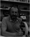 Herbert Stradner mit eines Mikroskop