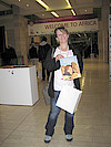 Christine Hörfarter steht im Eingangbereich des Kongressgebäudes mit dem Buch "Africa's Top Geological Sites" in der Hand.