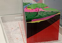 Mehrteiliger 3D-Druck des Planungsmodells für die U2/U5-Verlängerung in Wien (10-fach überhöht). Die einzelnen Teile repräsentieren die unterschiedlichen geologischen Formationen.