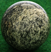 Granitgneis in Form einer Kugel