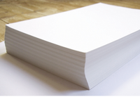 Papierstapel aus rein weißem Papier