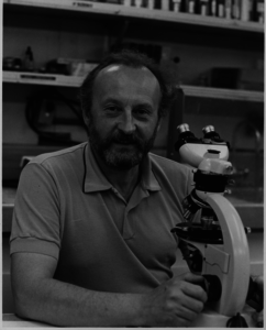 Herbert Stradner mit eines Mikroskop