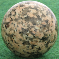 Granit in Form einer Kugel