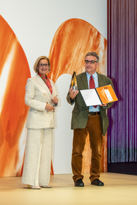 LH Johanna Mikl-Leitner überreicht Thomas Hofmann den Kulturpreis des Landes Niederösterreich