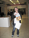 Christine Hörfarter steht im Eingangbereich des Kongressgebäudes mit dem Buch "Africa's Top Geological Sites" in der Hand.