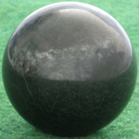 Eisendolerit in Form einer Kugel