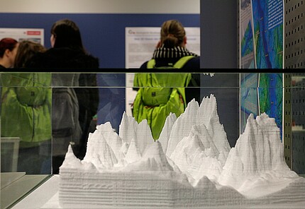 Seitenansicht auf ein weißes Lasercut-Schichtmodell des Salzburger Beckens, ohne Quartärbedeckung und mit 4-facher Überhöhung