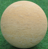 Sandstein in Form einer Kugel