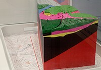 Mehrteiliger 3D-Druck des Planungsmodells für die U2/U5-Verlängerung in Wien (10-fach überhöht). Die einzelnen Teile repräsentieren die unterschiedlichen geologischen Formationen.