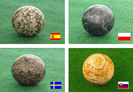 Steinkugeln und Flagge der beteiligten Nationen