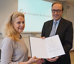 Dr. Helga Hampl-Maruna und Direktor Dr. Peter Seifert mit der Ernennungsurkunde zur Korrespondentin der Geologischen Bundesanstalt
