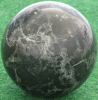 Kalkstein in Form einer Kugel