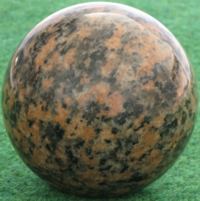 Granit  in Form einer Kugel