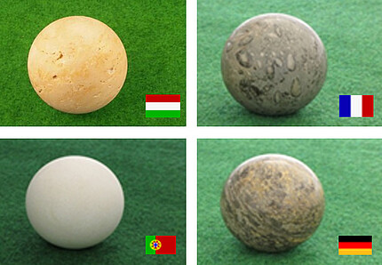 Steinkugeln und Flagge der beteiligten Nationen